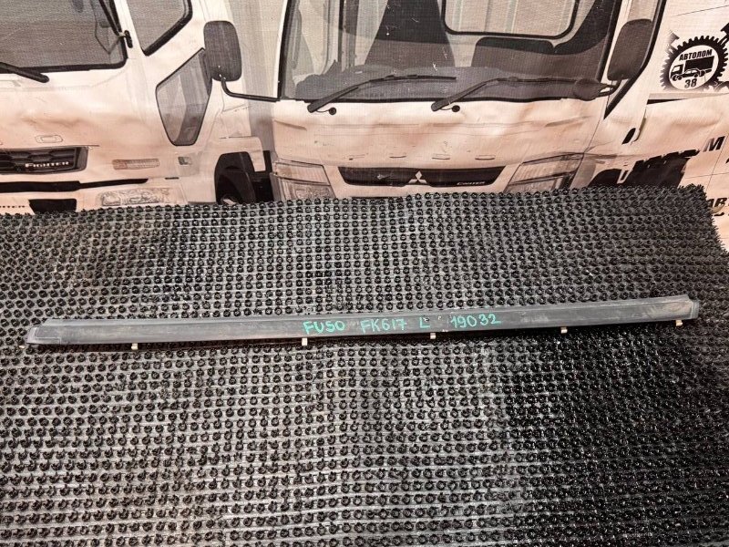 Накладка на дверь Mitsubishi FUSO FK617 6D16 1995 левая (б/у)