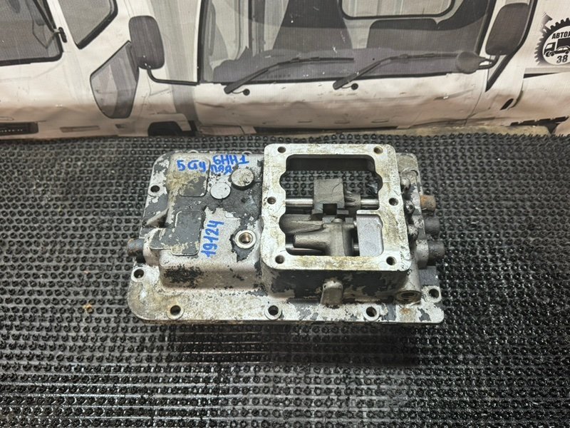 Крышка КПП Isuzu Forward 6HH1 (б/у)