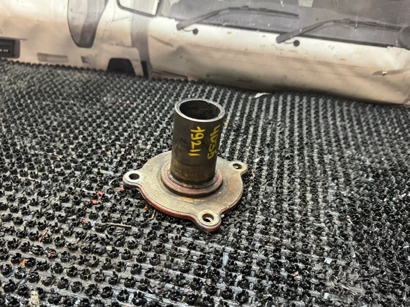 Крышка подшипника кпп Mitsubishi Canter FE568EV 4D35 (б/у)