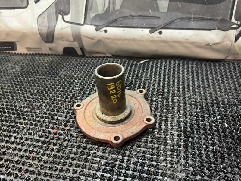 Крышка подшипника кпп Mitsubishi Fuso FK617H 6D16 (б/у)