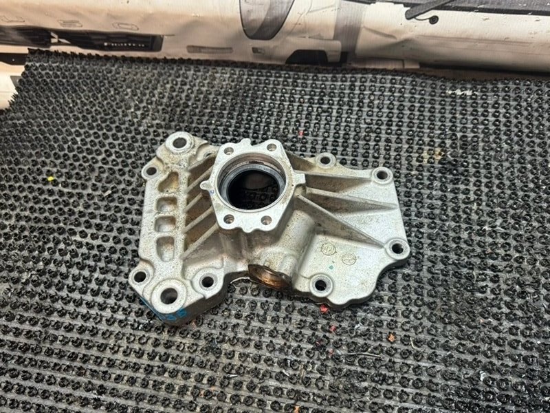 Крышка МКПП Mitsubishi Canter FE568EV 4D35 (б/у)