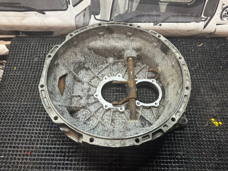 Крышка подшипника кпп Mitsubishi Fuso FK617H 6D16 (б/у)