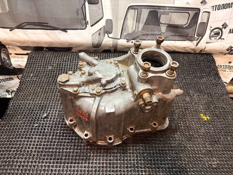 Крышка МКПП Isuzu Giga CXZ72J 12PD1 (б/у)