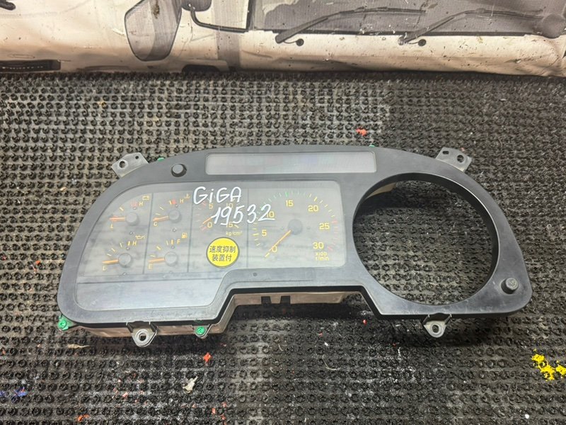 Панель приборов Isuzu Giga (б/у)