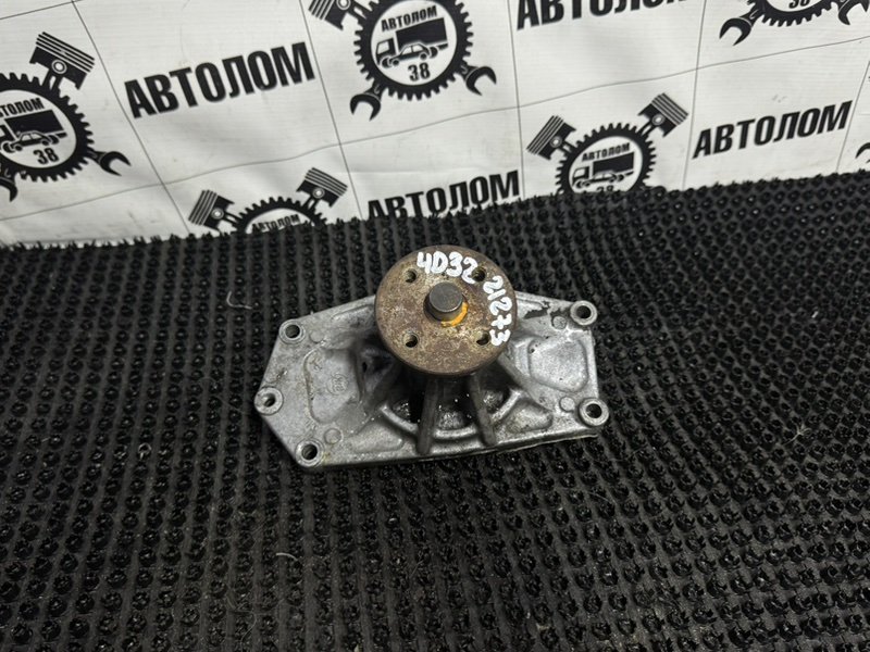 Помпа водяная Mitsubishi Canter FE517B 4D33 (б/у)