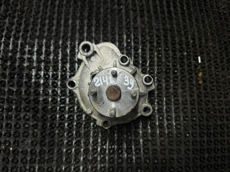 Помпа водяная Toyota Dyna YU61 3Y (б/у)