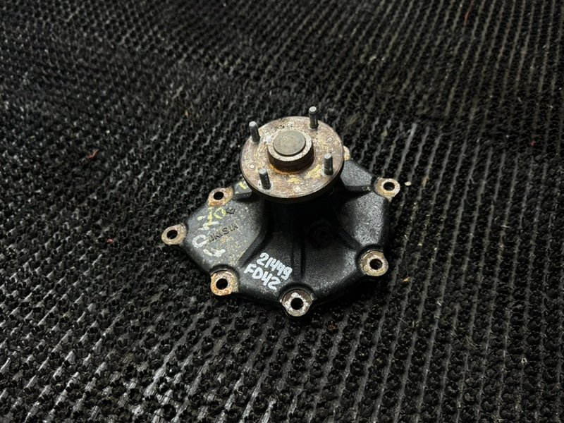 Помпа водяная Nissan Atlas G4H41 FD42 (б/у)