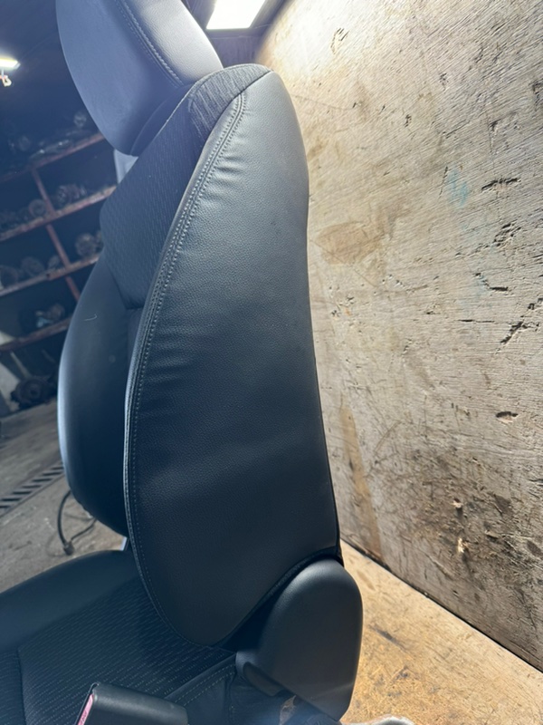 Сидение переднее правое Fit GP5 L13B