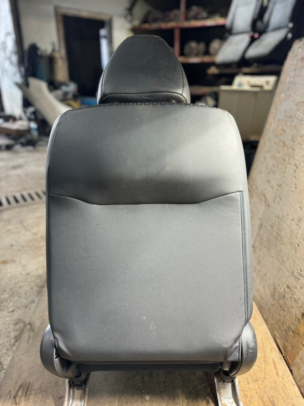 Сидение переднее правое Fit GP5 L13B