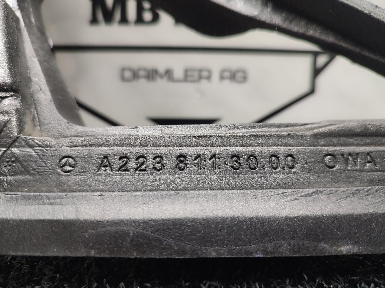 Молдинг двери передней правой Mercedes-Benz S W223 w223 om 656