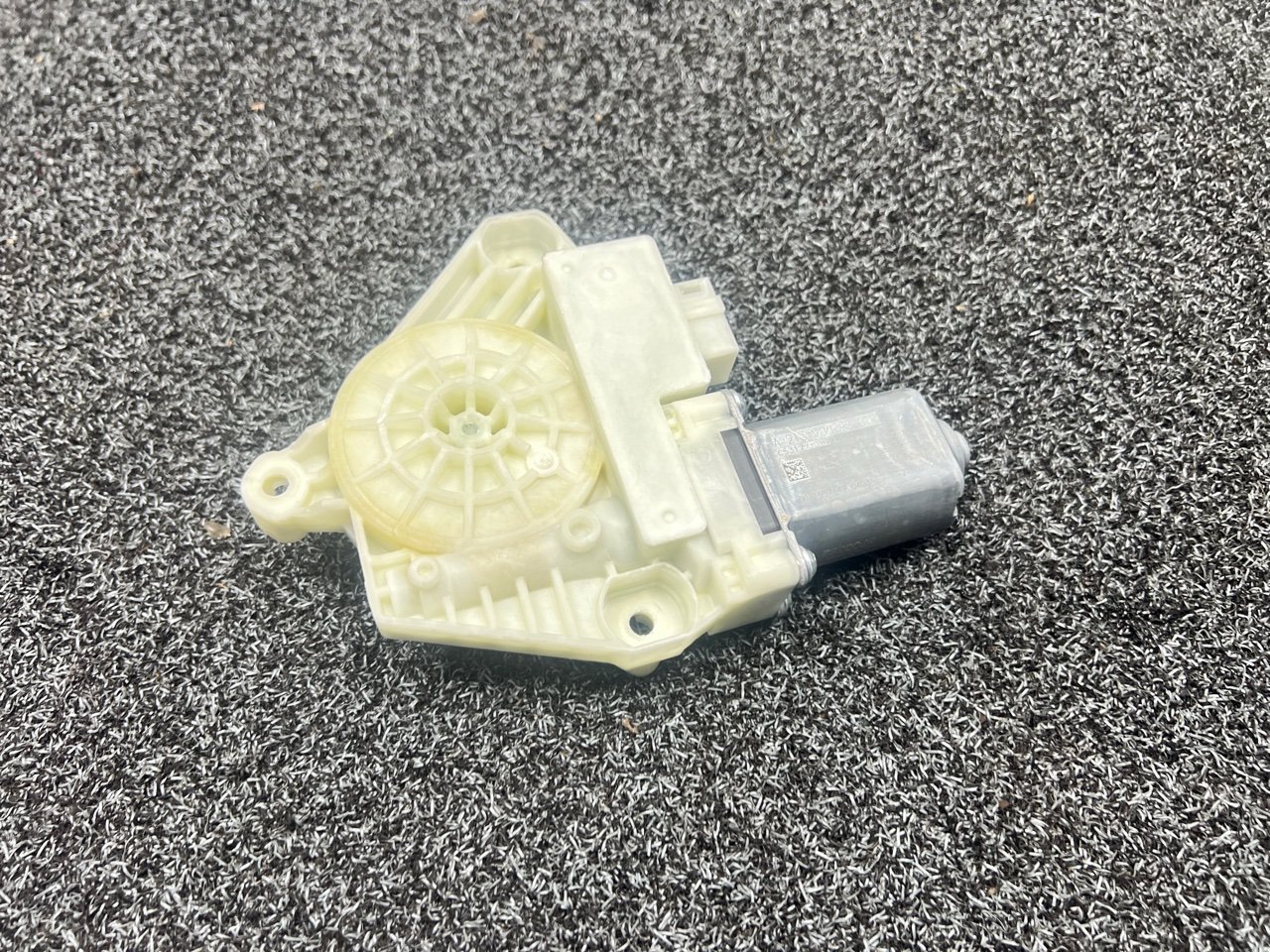 Моторчик стеклоподъемника передний правый E w213 2017 w213 om 651.921