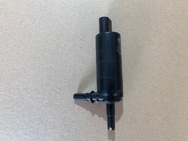 Запчасть мотор бачка омывателя BMW 5-Series 535i GT 2009 F07 N55B30 67637217792 контрактная Мотор бачка омывателя BMW 5-Series 535i GT 2009 F07 N55B30 67637217792 контрактная