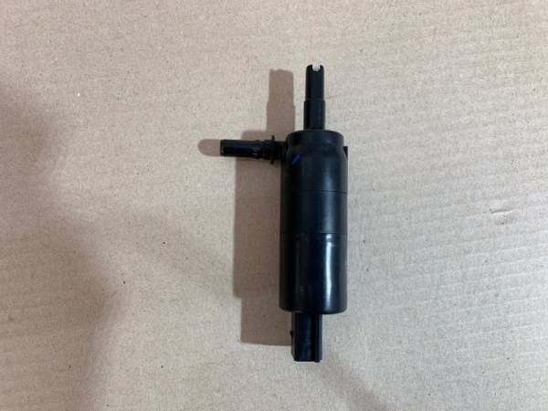Запчасть мотор бачка омывателя BMW 1-Series 2011 F20 N13 67637217792 контрактная Мотор бачка омывателя BMW 1-Series 2011 F20 N13 67637217792 контрактная