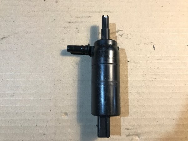 Запчасть мотор бачка омывателя BMW 5-Series 2011 F10 N52B25A 67637217792 контрактная Мотор бачка омывателя BMW 5-Series 2011 F10 N52B25A 67637217792 контрактная