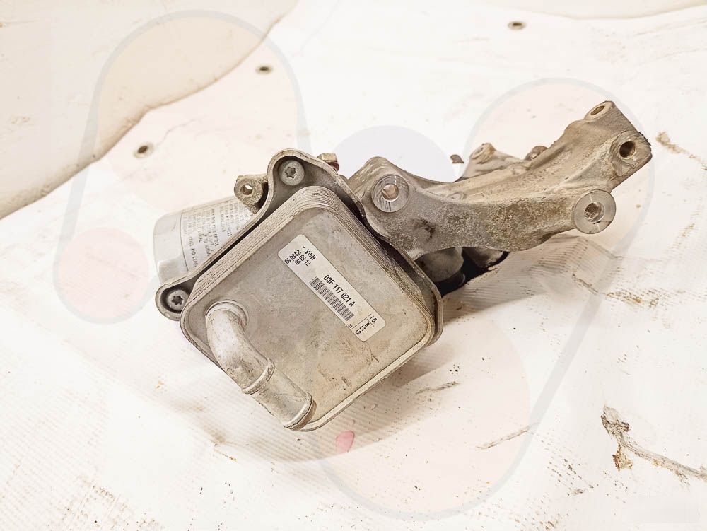 Теплообменник масляный Volkswagen 03F117021A контрактная
