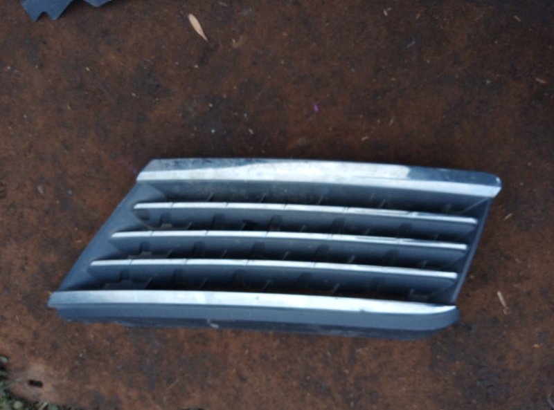 Решетка радиатора Nissan Tiida C11 левая (б/у)