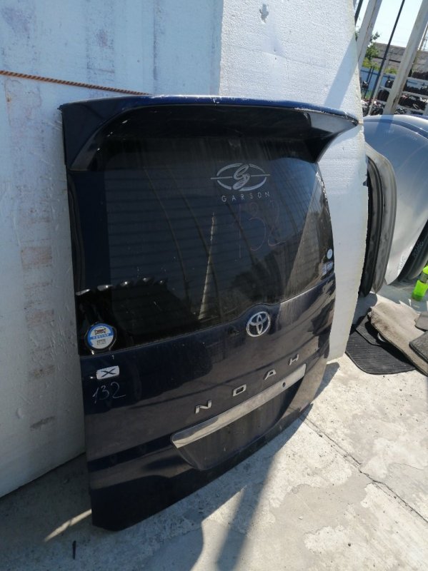 Дверь багажника Toyota Noah AZR60 (б/у)