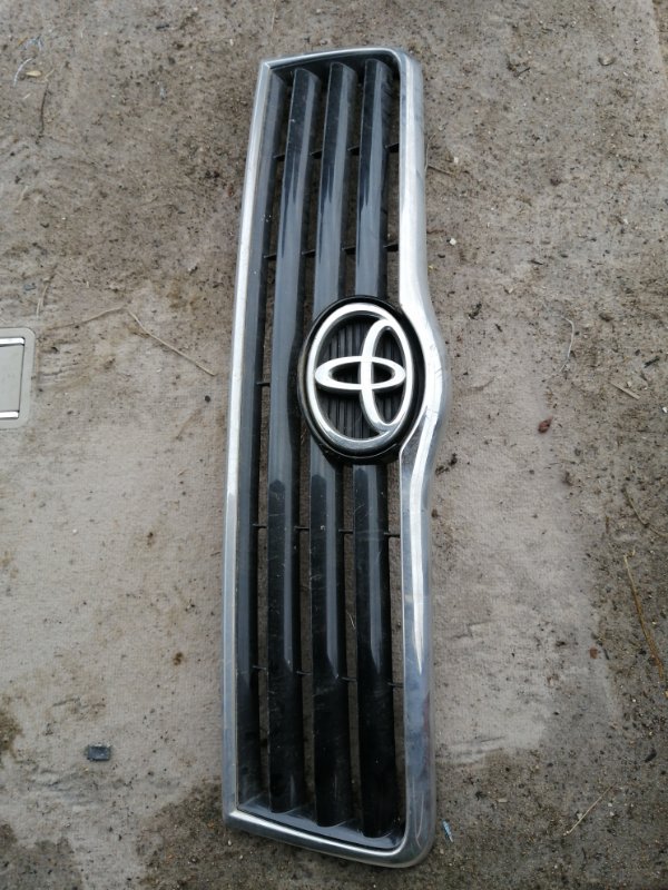 Решетка радиатора Toyota Avensis AZT250 1AZ передняя (б/у)