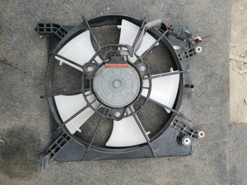 Диффузор радиатора Honda Fit GE6 левый (б/у)