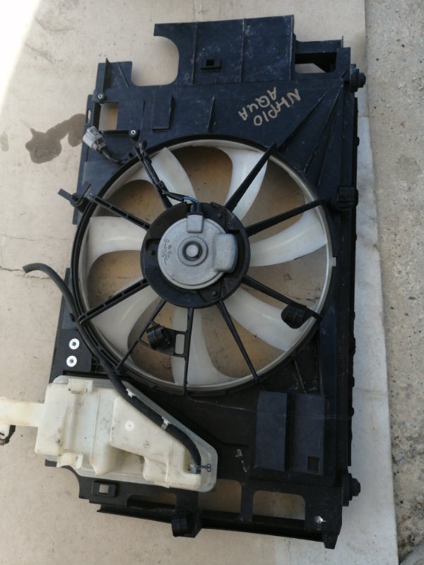 Диффузор радиатора Toyota Aqua NHP10 (б/у)
