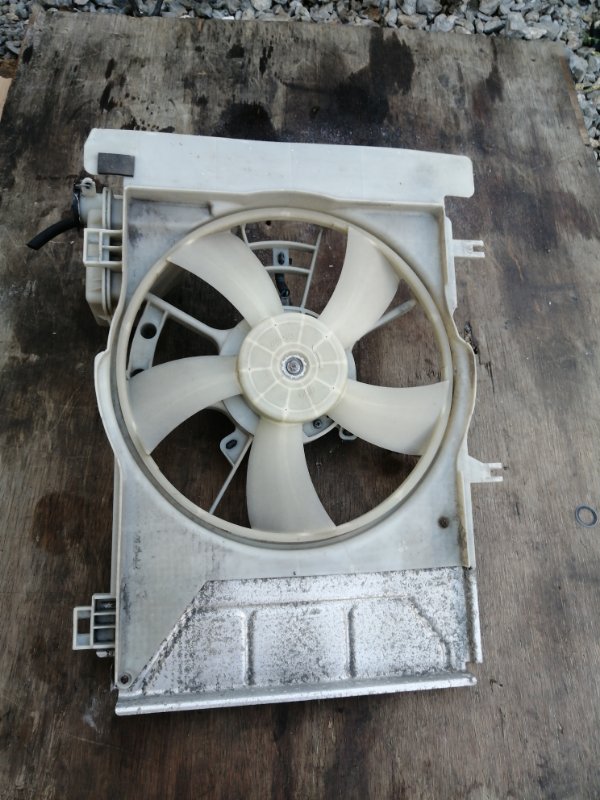 Диффузор радиатора Toyota Vitz KSP90 1KR (б/у)
