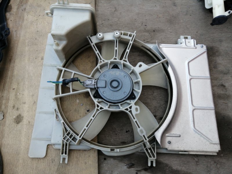 Диффузор радиатора Toyota Vitz SCP90 2SZ (б/у)