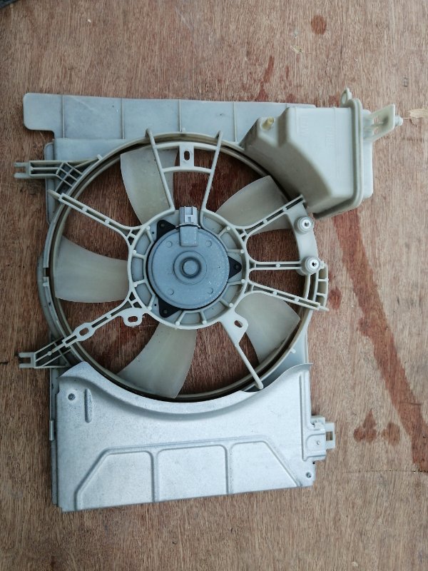 Диффузор радиатора Toyota Vitz SCP90 (б/у)