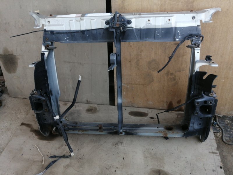 Рамка радиатора Toyota NOAH AZR60 (б/у)