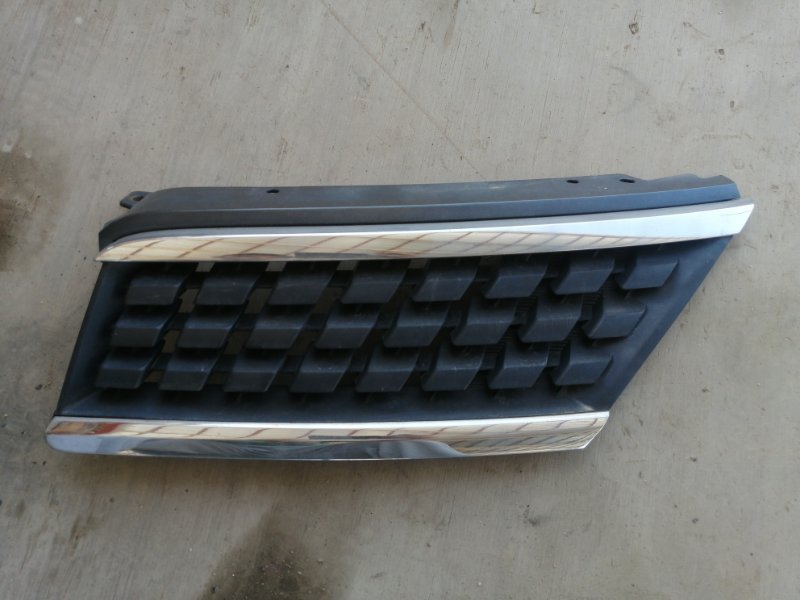 Решетка радиатора Nissan Tiida C11 передняя левая (б/у)