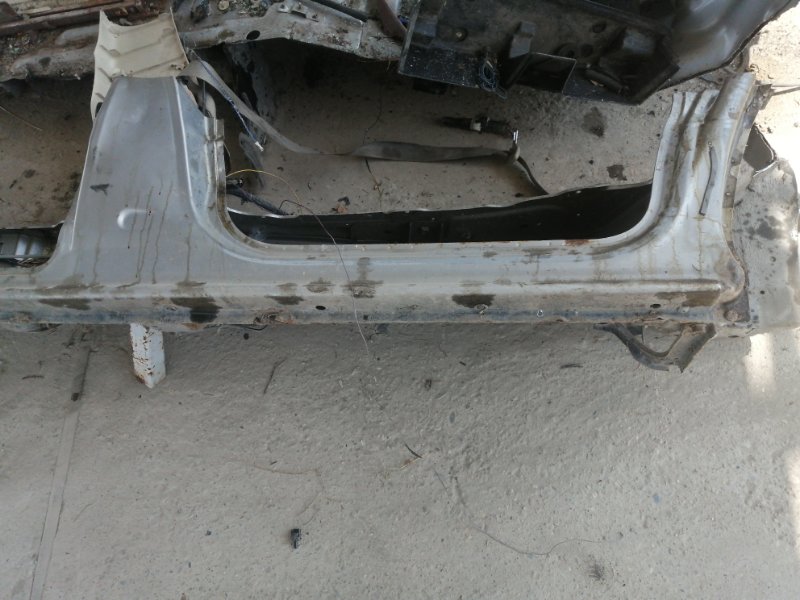 Порог железный NISSAN Elgrand E51 правый (б/у)