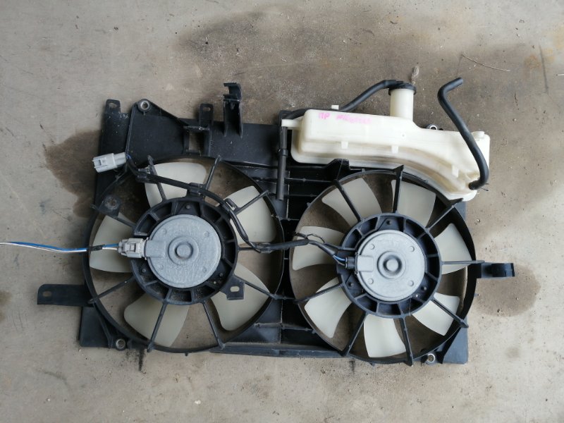 Диффузор радиатора Toyota PRIUS NHW20 (б/у) Диффузор радиатора Toyota PRIUS NHW20 (б/у)