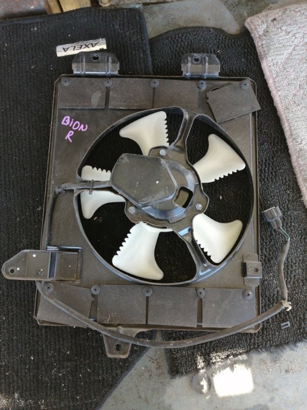 Диффузор радиатора MITSUBISHI Dion CR6W правый (б/у)