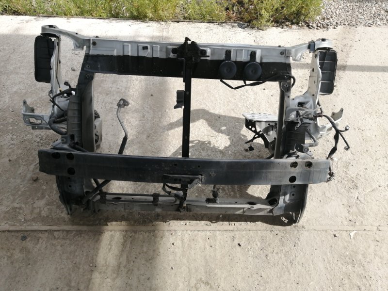 Рамка радиатора Toyota NOAH AZR60 (б/у)