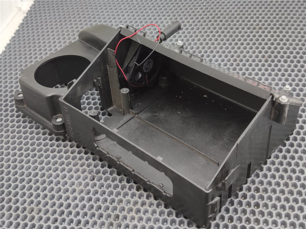 Корпус блока управления двигателем. Discovery 2006 L319 AJ41