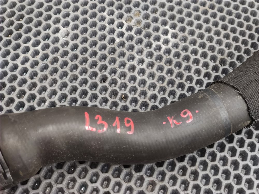 Патрубок радиатора Discovery 2006 L319 AJ41