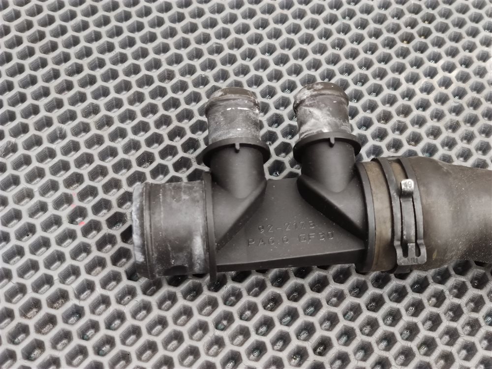 Патрубок радиатора Discovery 2006 L319 AJ41