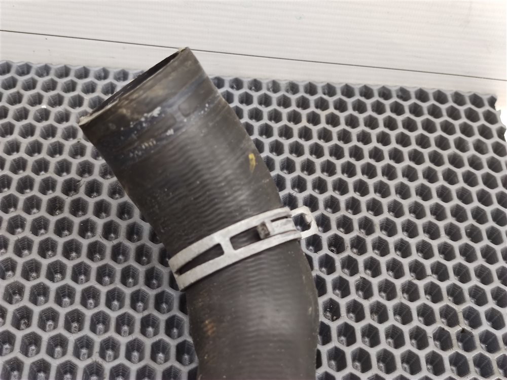 Патрубок радиатора Discovery 2006 L319 AJ41