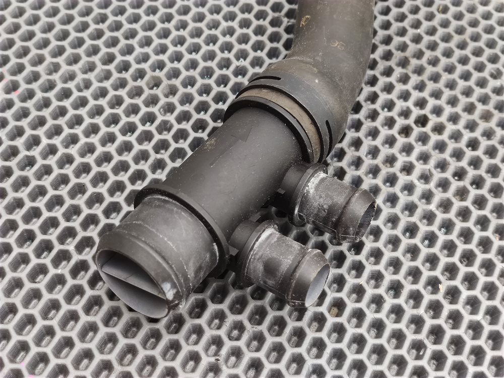 Патрубок радиатора Discovery 2006 L319 AJ41