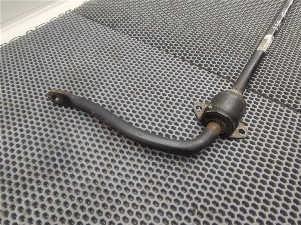 Стабилизатор задний Discovery 2006 L319 AJ41