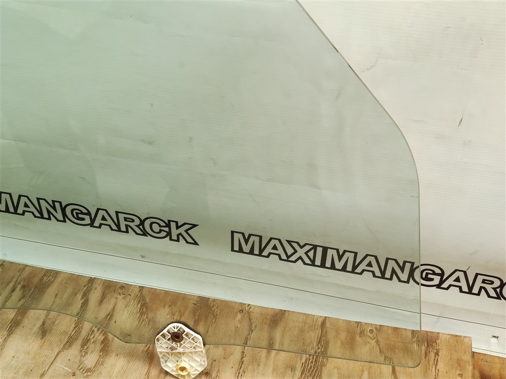 Стекло двери переднее правое Discovery 2006 L319 AJ41