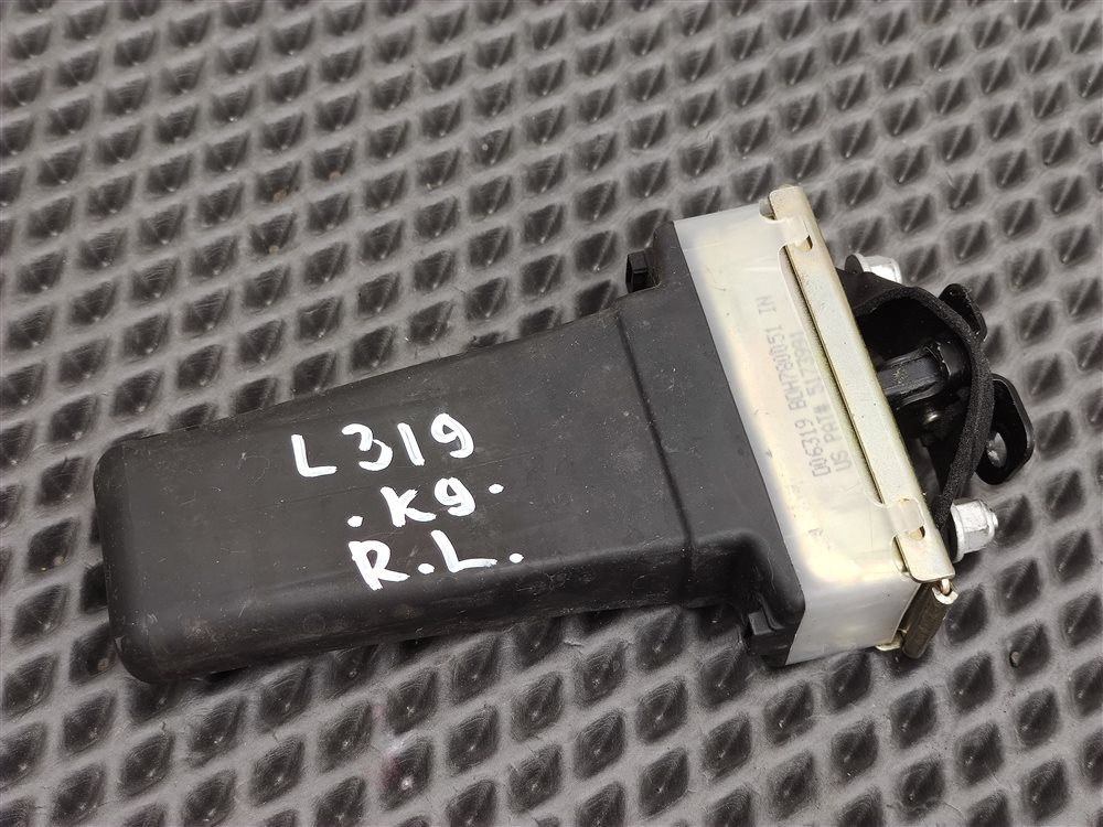 Ограничитель открытия двери задний левый Discovery 2006 L319 AJ41