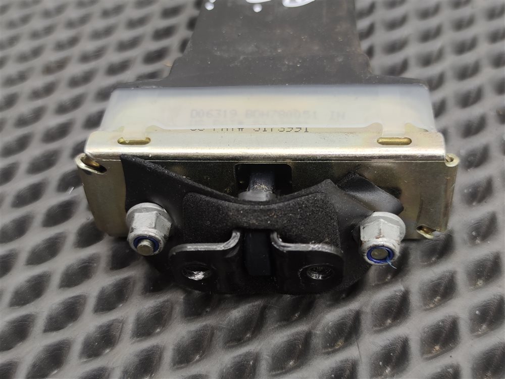 Ограничитель открытия двери задний левый Land Rover Discovery L319 AJ41