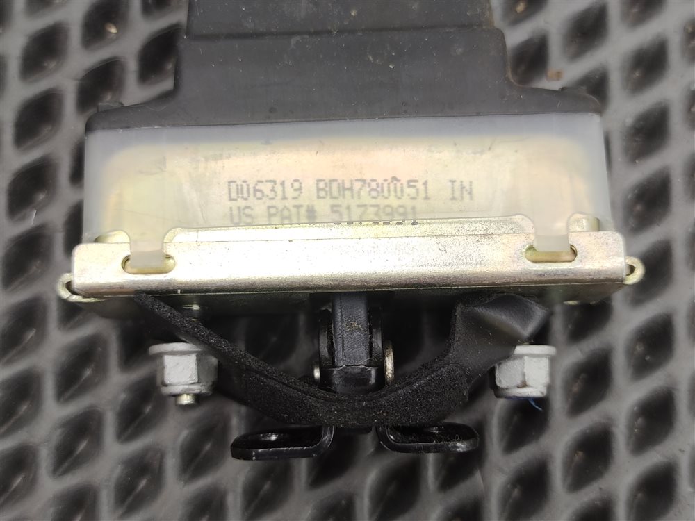 Ограничитель открытия двери задний левый Discovery 2006 L319 AJ41