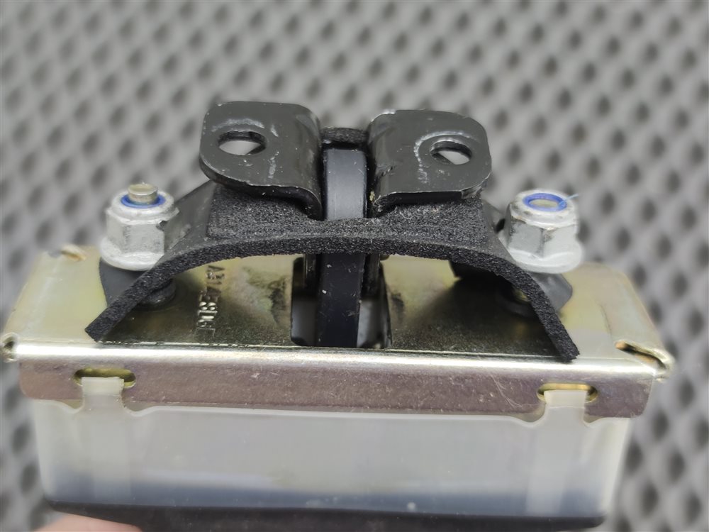 Ограничитель открытия двери задний левый Discovery 2006 L319 AJ41