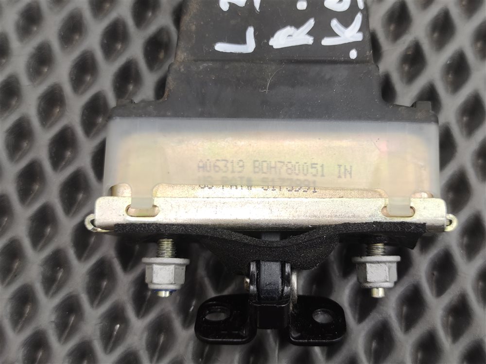 Ограничитель открытия двери задний правый Land Rover Discovery L319 AJ41