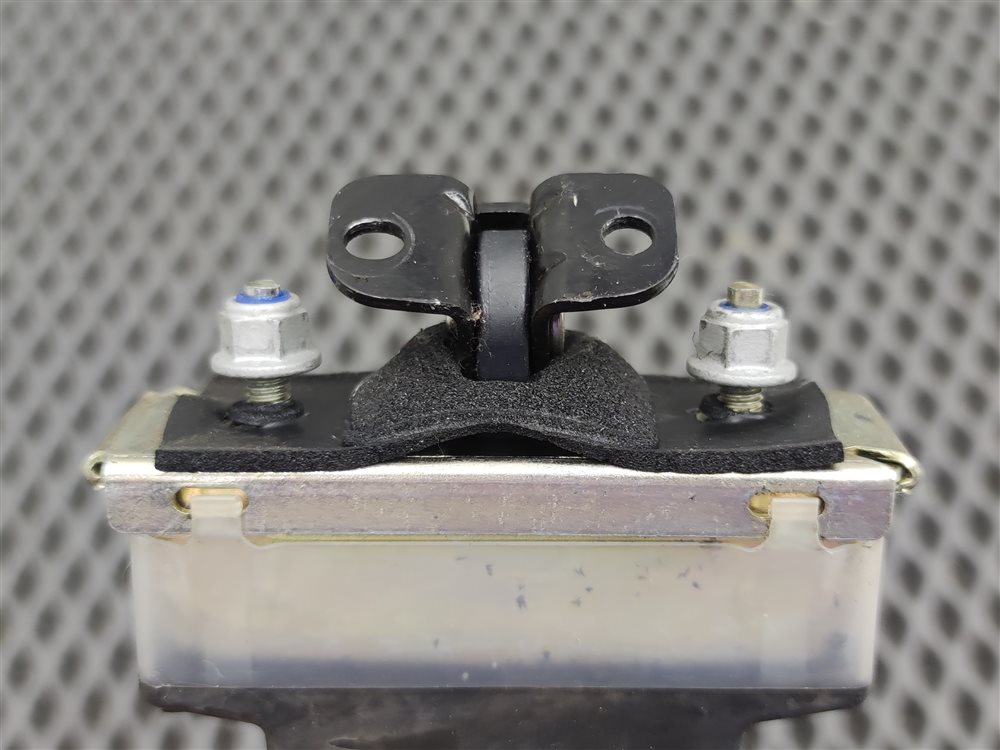 Ограничитель открытия двери задний правый Discovery 2006 L319 AJ41