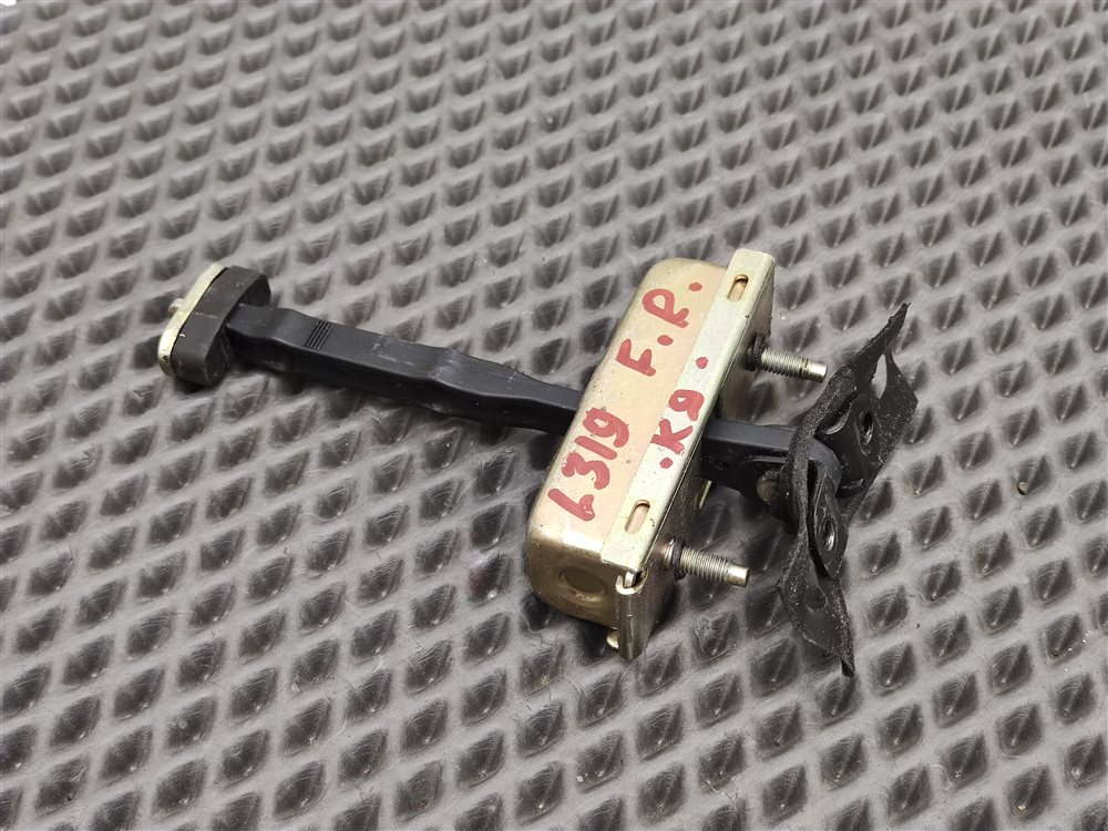 Ограничитель открытия двери передний правый Discovery 2006 L319 AJ41