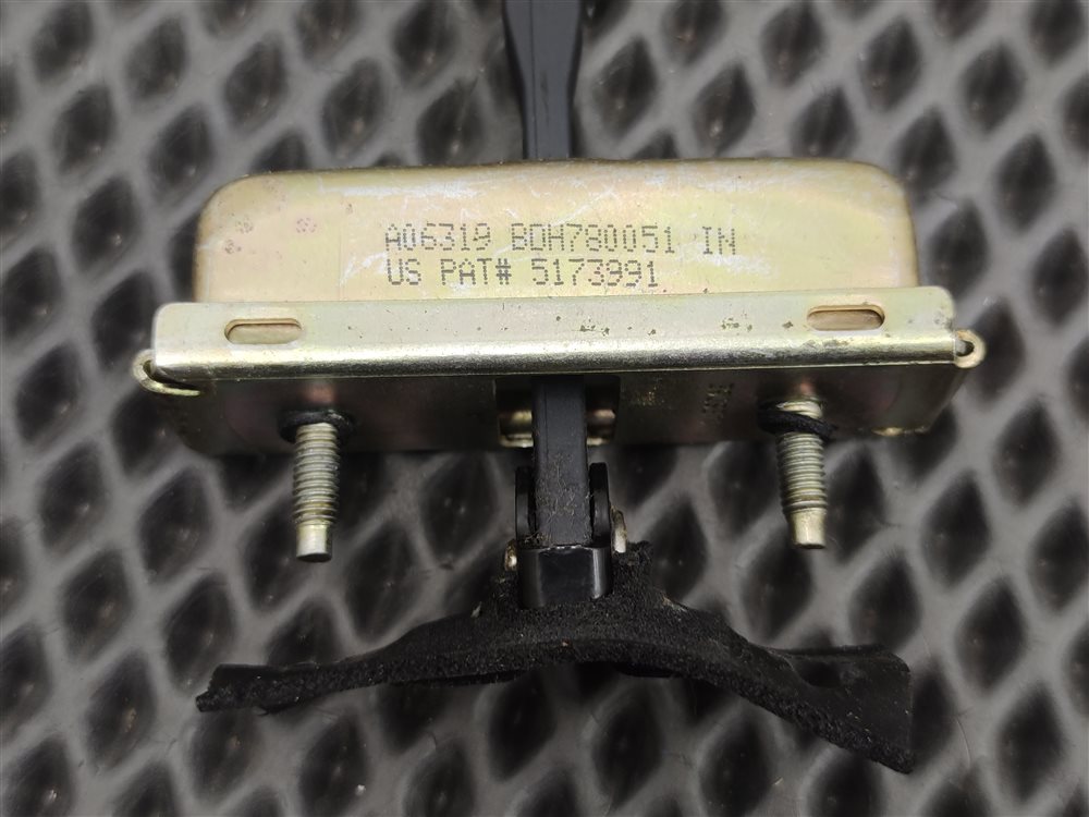 Ограничитель открытия двери передний правый Discovery 2006 L319 AJ41