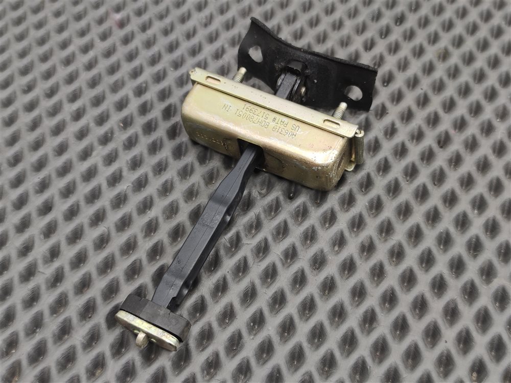 Ограничитель открытия двери передний правый Discovery 2006 L319 AJ41