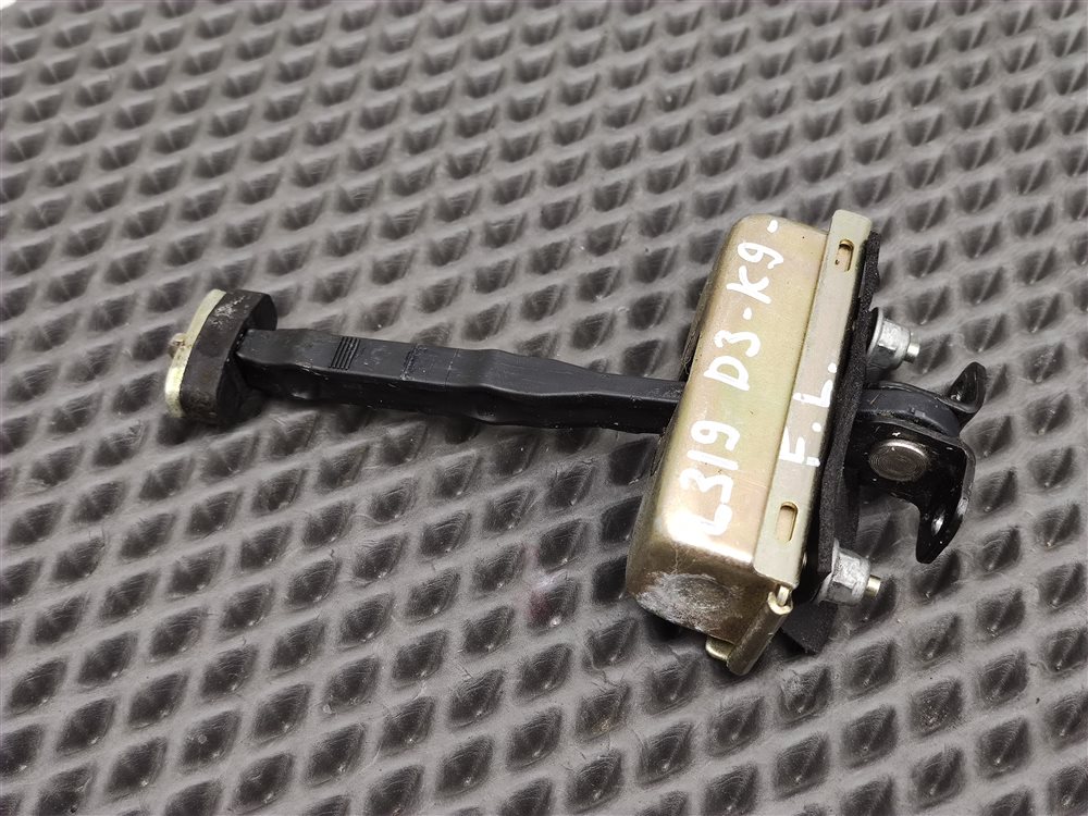 Ограничитель открытия двери передний левый Discovery 2006 L319 AJ41